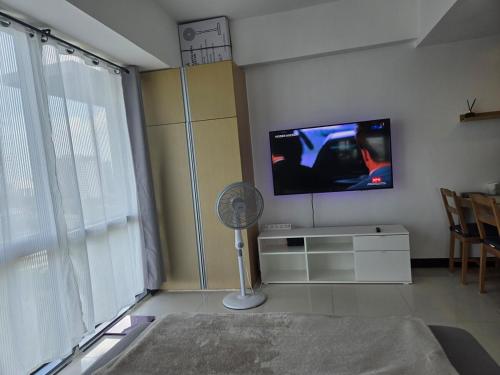 Cozy Corner Studio in McKinley Walk to Venice Mall, Manila