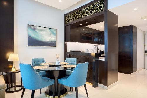 Downtown 1BR - 5 minutes to mall - panoramic pool, Dubai (photo 4)