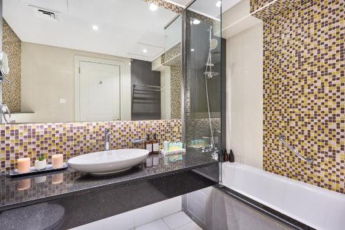 Downtown 1BR - 5 minutes to mall - panoramic pool, Dubai (photo 6)