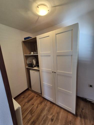 Double Room with Balcony image 2