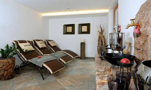 1 king bed, 1 sofa bed