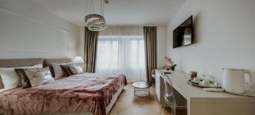 1 queen bed, 2 twin beds