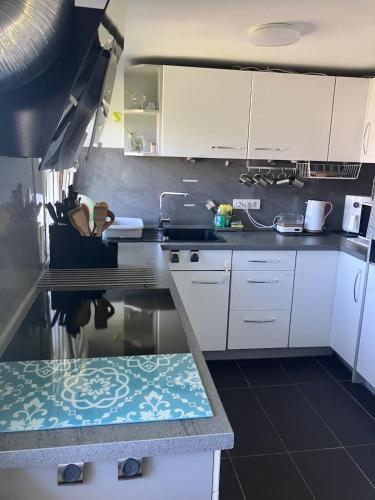 Konyha, Tukhin's Residency - Studio Apartment & Deluxe 4 room Apartment in Korntal-Münchingen