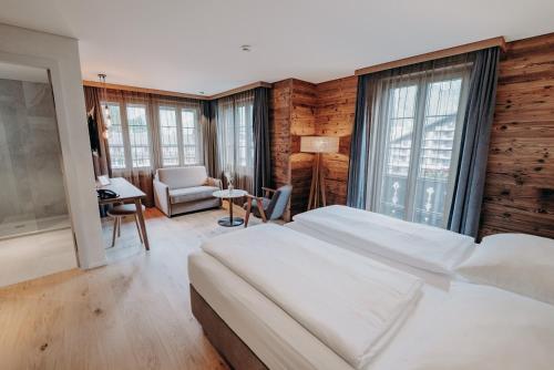 Chalet Twin Room with Balcony and Mountain View