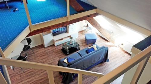 1 king bed, 1 double bed, 2 twin beds