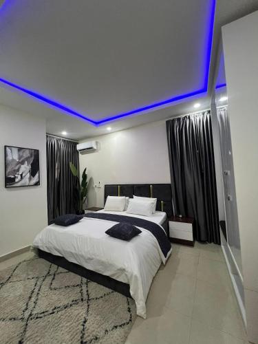 Nouveau Apartment, Mama