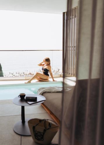 Suite, deluxe, partial sea view, swim-up, spa bathtub