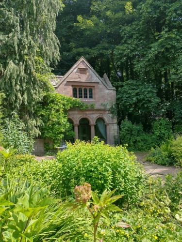 Quirky, romantic cottage with garden in Wye Valley in Goodrich