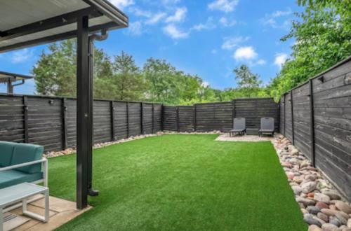 King Bed, Balcony, Covered Patio & Firepit! 8 minutes from Broadway in Nashville, USA