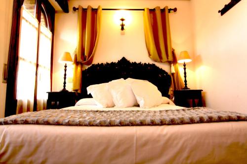 1 double bed, 1 twin bed