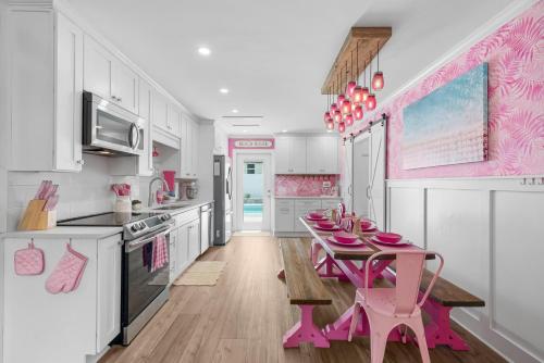 주방, Pink Prerogative Beach Bungalow with Private Pool in 파나마 시티 (FL)