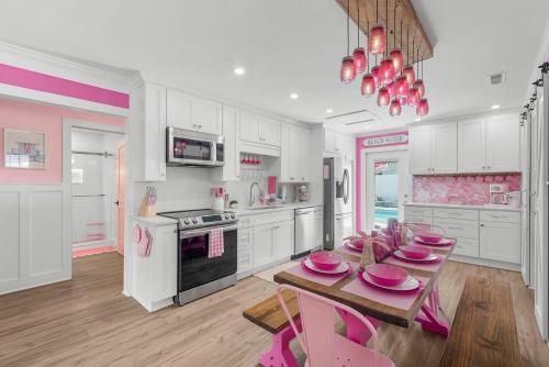 주방, Pink Prerogative Beach Bungalow with Private Pool in 파나마 시티 (FL)