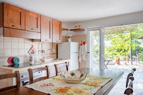 Kitchen, GuestHost - Il Pergolato Charming Trullo & Flat in Sorbola