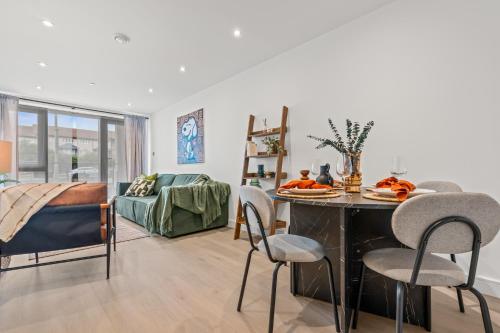 Luxury 2-Bed with Balcony, Leeds