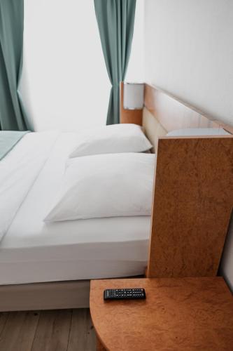 1 king bed, 1 twin bed