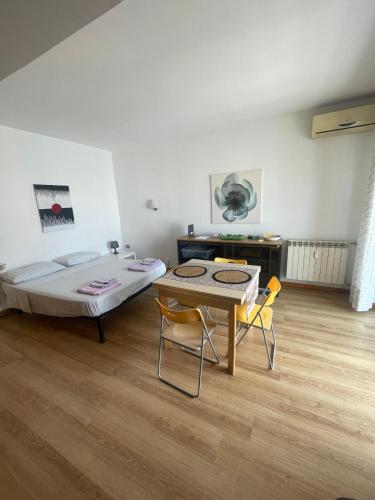Bright and Cozy Studio Apartment near Trastevere Station, Roma (foto 3)