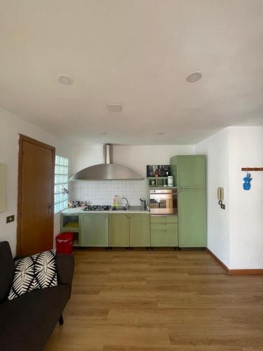 Bright and Cozy Studio Apartment near Trastevere Station, Roma (foto 9)