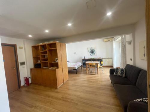 Bright and Cozy Studio Apartment near Trastevere Station, Roma (foto 6)