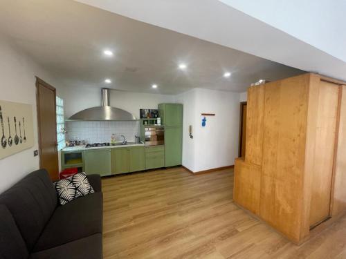 Bright and Cozy Studio Apartment near Trastevere Station, Roma (foto 10)