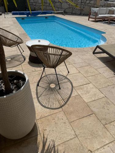 Bas de Villa à 15 min de Nice avec piscine (Bas de Villa a 15 min de Nice avec piscine) in กาโร