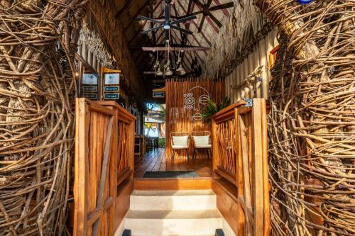 Entrada, Kalimera Beach Hotel in Maya Beach