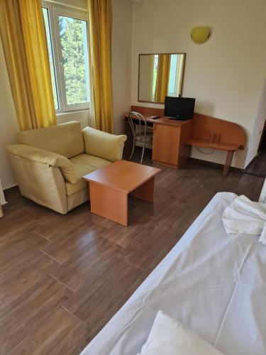 Standard Triple Room image 4
