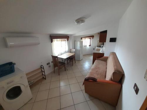 One-Bedroom Apartment image 6