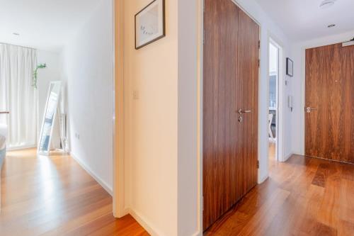 Modern 1BD Flat 6 min walk to Old Street Station, Лондон (фото 6)