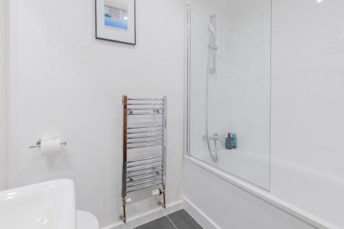 Modern 1BD Flat 6 min walk to Old Street Station, Лондон (фото 9)