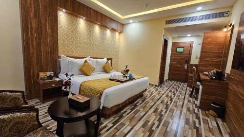 Large Single Room image 3