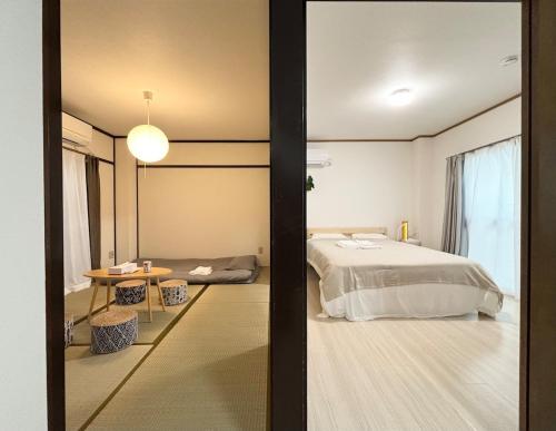 AiES Yotsugi, 8-minute walk from Yotsugi Station, 2 bedrooms, 4 rooms, free parking, direct access to the airport, Tokyo Skytree, Asakusa, Ginza, near shopping malls, parks, and the hometown of Tsubasa Ozora