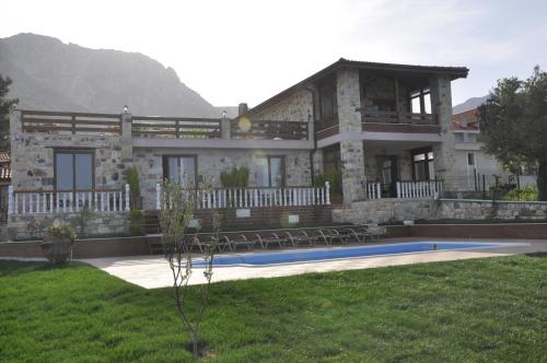 Taş Avlu Butik Otel – Karaburun, AL