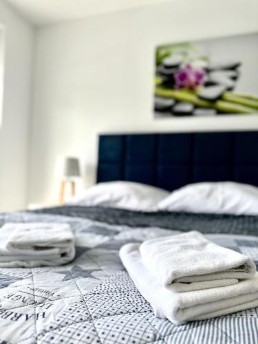 1 double bed, 1 twin bed