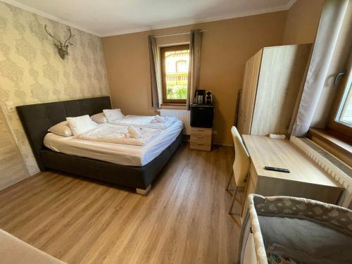 1 queen bed, 1 sofa bed