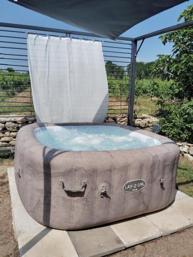 Kolam air panas, L'Edenwine jardin clos et spa privatif in Doulezon