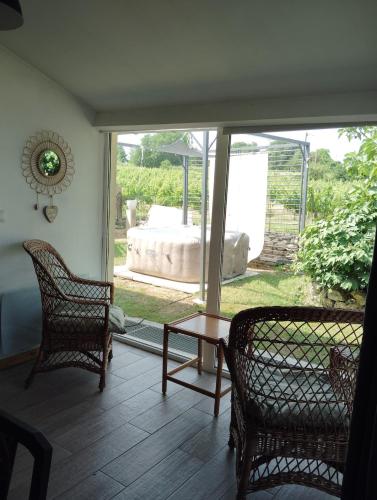 L'Edenwine jardin clos et spa privatif in Doulezon