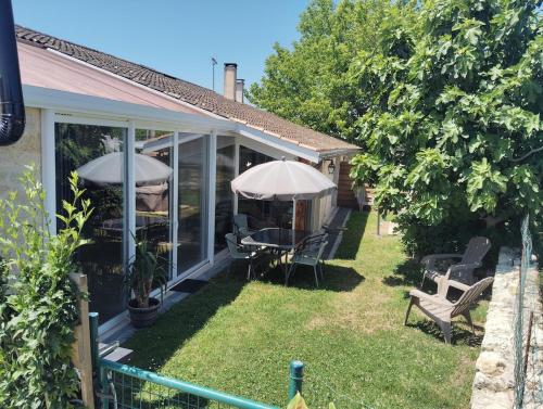 Taman, L'Edenwine jardin clos et spa privatif in Doulezon