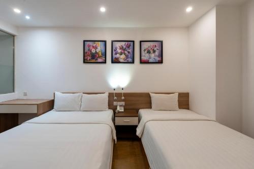 Twin Room with Private Bathroom image 1