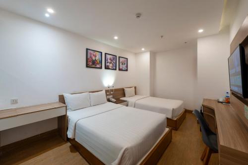 Twin Room with Private Bathroom image 2
