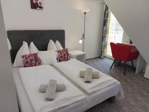 1 queen bed, 2 twin beds