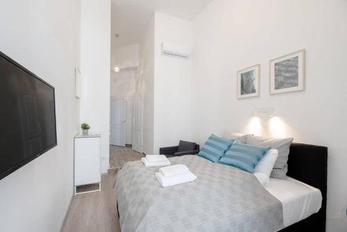 Modern studio with AirCon and balcony in the center - image 7