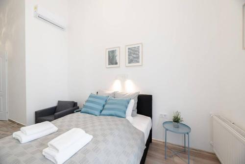 Modern studio with AirCon and balcony in the center - image 4