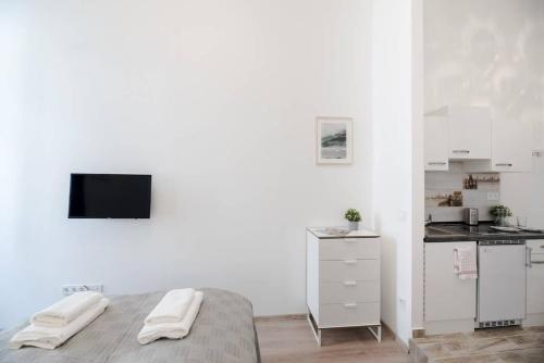 Modern studio with AirCon and balcony in the center - image 5