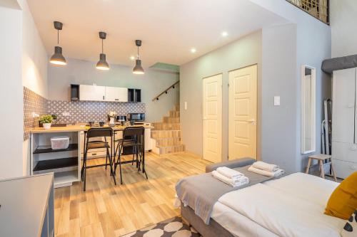 Very Central - Comfy Studio - image 13
