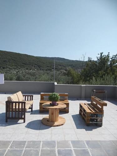Balcony Bliss Retreat- Family Friendly gîte à louer Órmos Panagioúda