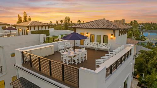 Seven-Bedroom House image 10