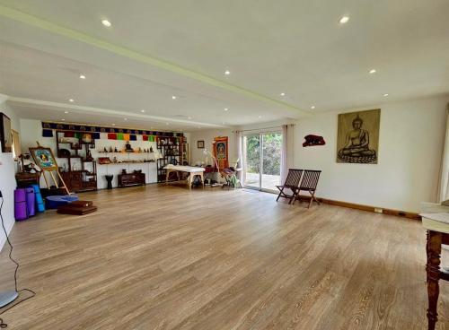6Bed-Sleeps12-GroupRetreat-YogaStudio-PetFriendly in Le Lorey