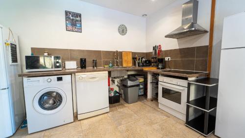 Gîte Cévennes de plein pied tout confort avec piscine privative 12 pers (Gite Cevennes de plein pied tout confort avec piscine privative 12 pers) in Le Collet De Deze