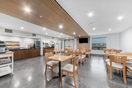 ซูเปอร์ 8 บาย วินด์แฮม ลอยด์มินส์เตอร์ (Super 8 By Wyndham Lloydminster) in ลอยด์มินส์เตอร์