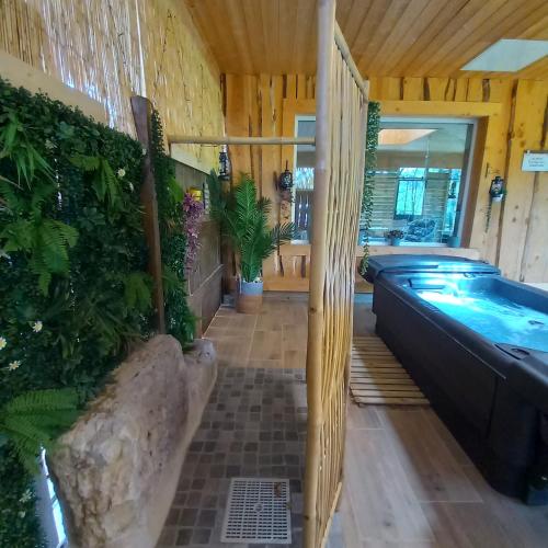 Karstais baseins, Country Cottage & Spa in Challes-la-Montagne